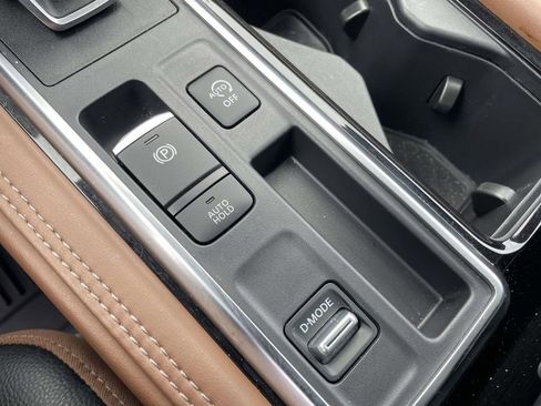 Used 2024 Nissan Pathfinder Platinum image 28