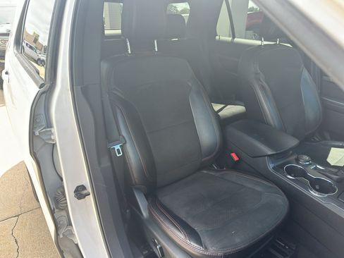 Used 2018 Ford Explorer XLT w/ XLT Appearance Package AWD/4WD image 30