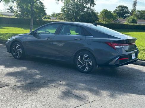 Used 2025 Hyundai Elantra Limited FWD image 6
