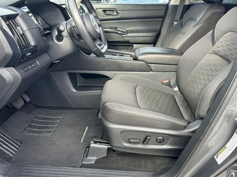 Used 2025 Nissan Pathfinder SV image 9