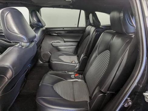 Used 2021 Toyota Highlander XSE image 16