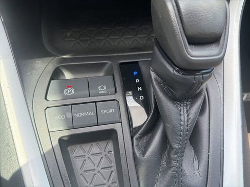 Used 2021 Toyota RAV4 LE FWD image 13