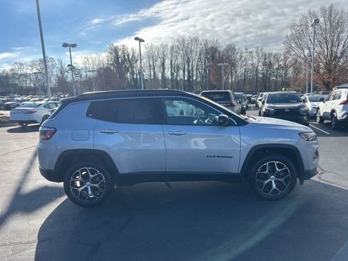 Used 2024 Jeep Compass Limited image 4