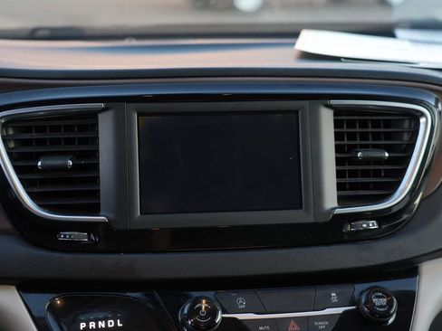 Used 2020 Chrysler Voyager LX image 23