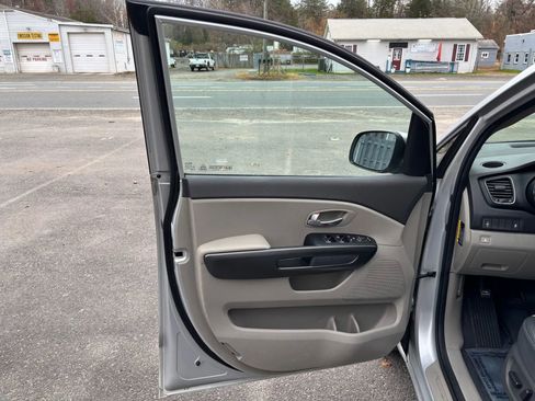 Used 2017 Kia Sedona LX w/ LX Essentials Premium Package image 23