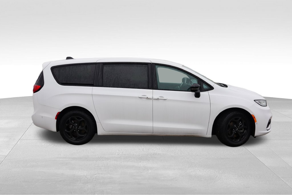 Used 2024 Chrysler Pacifica Limited FWD image 3