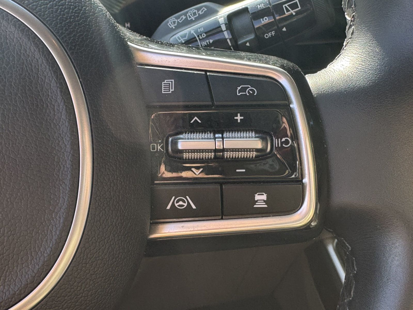 Used 2025 Kia Carnival FWD image 32