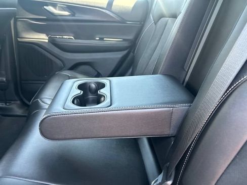 Used 2024 Jeep Grand Cherokee Altitude AWD/4WD image 40
