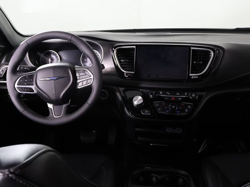 Used 2025 Chrysler Pacifica Select image 31