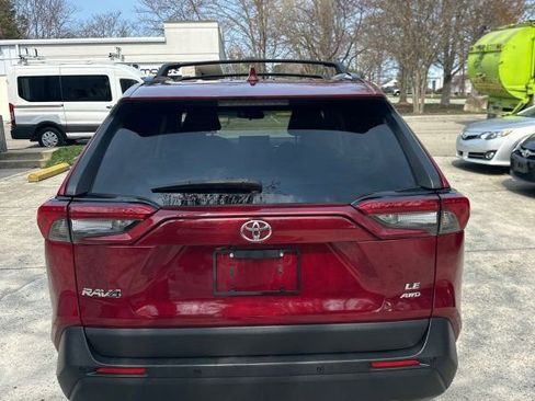Used 2019 Toyota RAV4 LE w/ Carpet Mat Package image 4