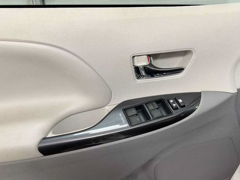 Used 2013 Toyota Sienna SE FWD image 15