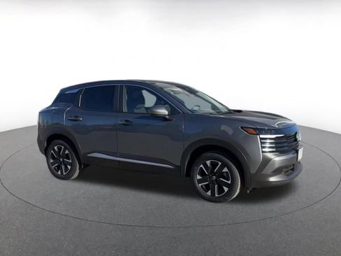 Used 2025 Nissan Kicks SV image 2