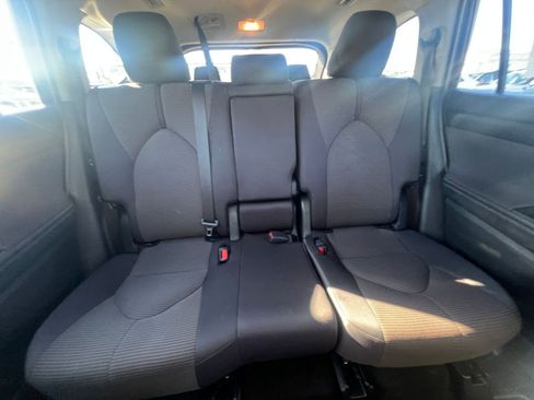 Used 2025 Toyota Highlander LE image 40