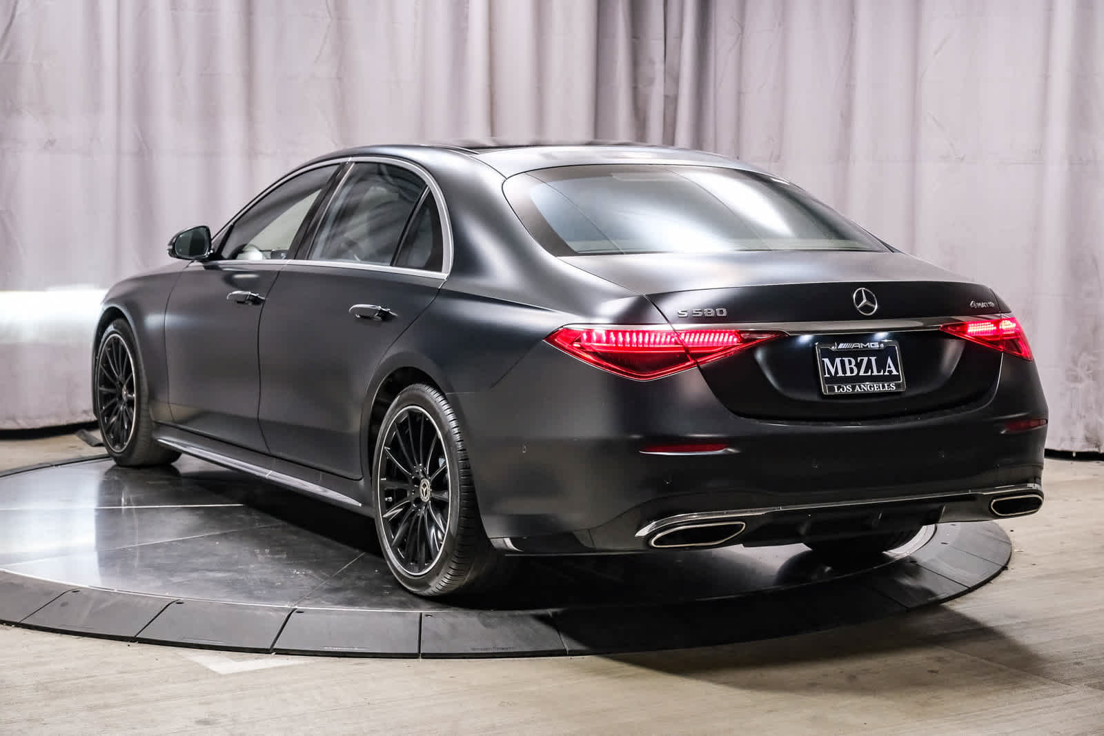 Used 2022 Mercedes-Benz S 580 4MATIC Sedan w/ AMG Line Package image 2