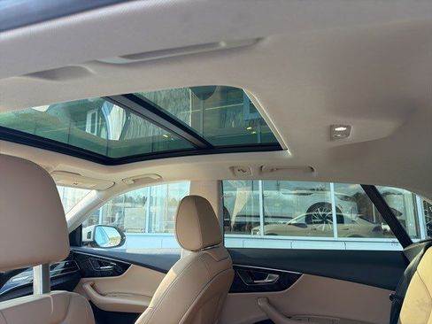 Used 2023 Audi Q8 Premium image 21