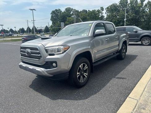 Used 2017 Toyota Tacoma TRD Sport w/ Tow Package (A/T) AWD/4WD image 11