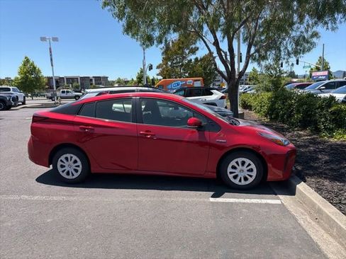 Used 2019 Toyota Prius LE FWD image 2