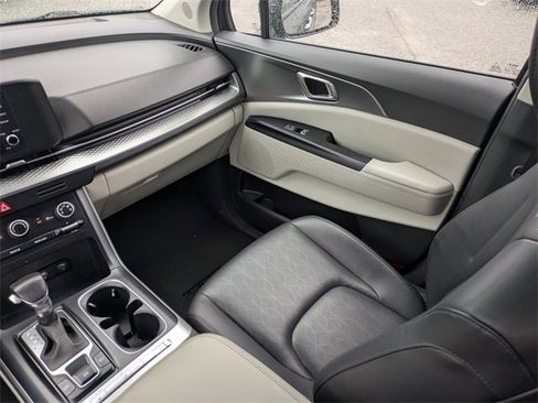 Used 2023 Kia Carnival LX image 19