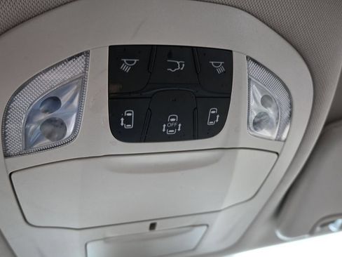 Used 2023 Chrysler Pacifica Touring-L FWD image 28