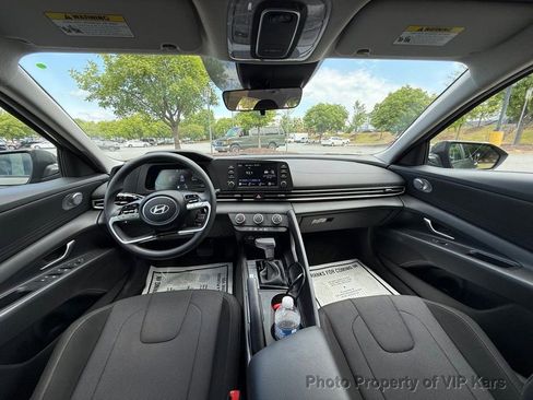 Used 2025 Hyundai Elantra SE FWD image 17