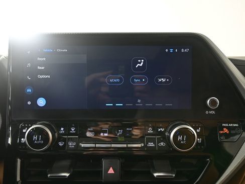 Used 2025 Toyota Highlander Platinum AWD/4WD image 29