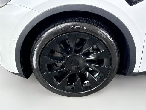 Used 2022 Tesla Model Y Long Range AWD/4WD image 40