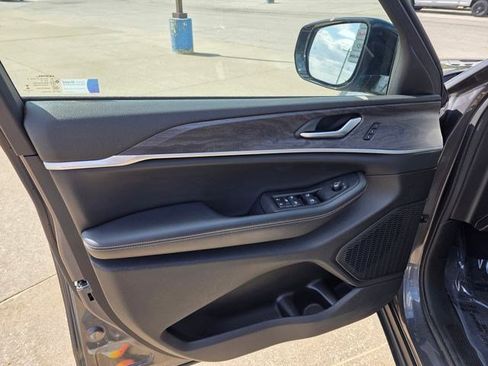 Used 2023 Jeep Grand Cherokee L Limited w/ Black Appearance Package AWD/4WD image 24