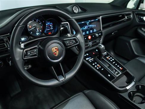 Used 2025 Porsche Macan image 4