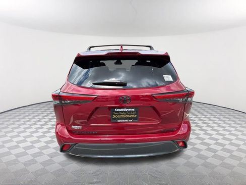 Used 2023 Toyota Highlander Limited FWD image 6