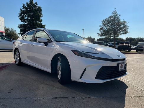 Used 2025 Toyota Camry LE image 5