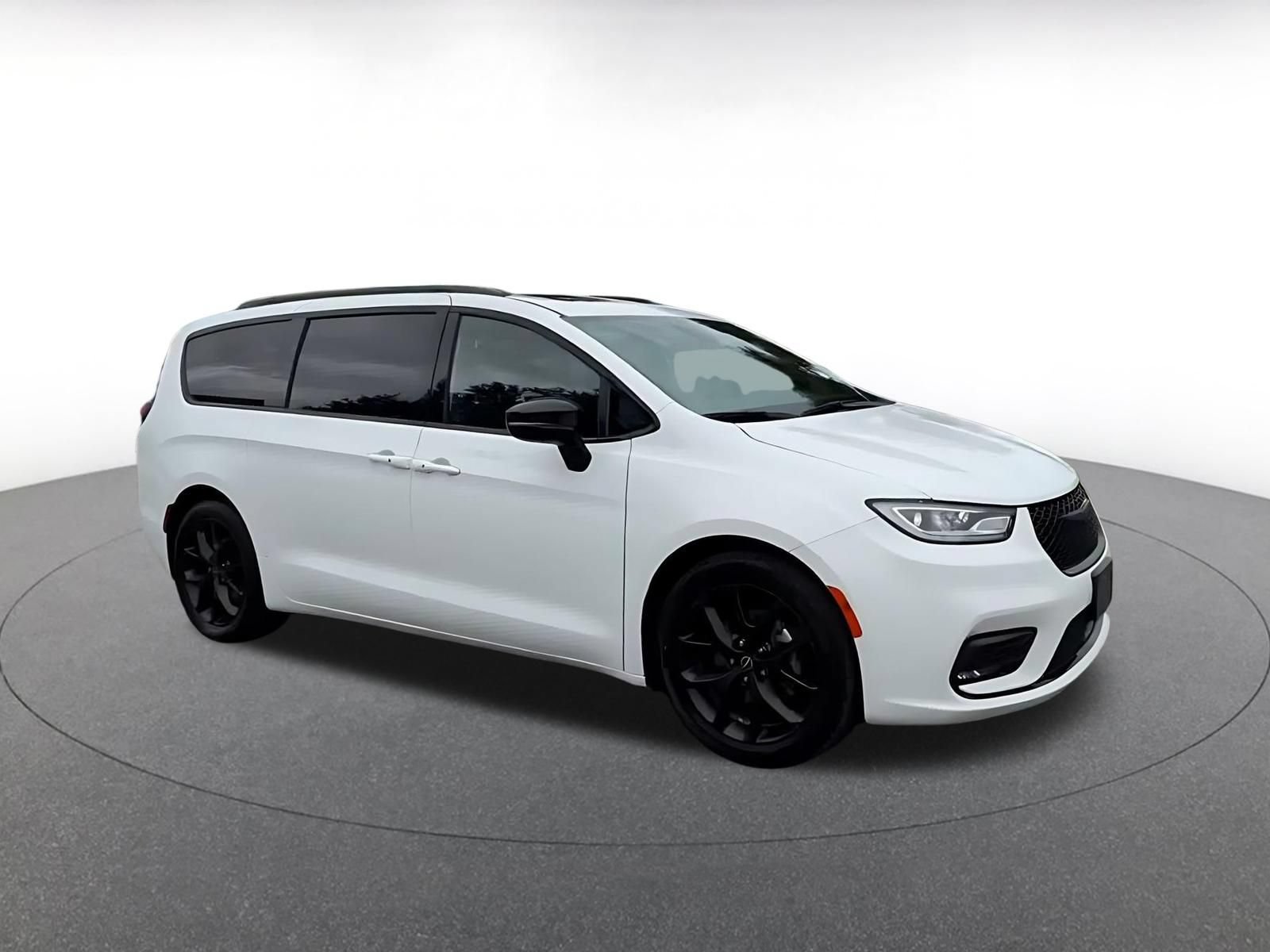 Used 2025 Chrysler Pacifica Limited FWD image 2