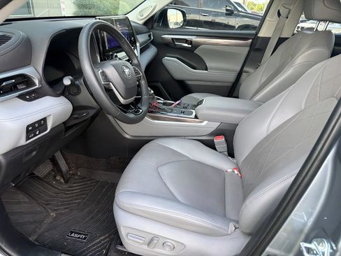 Used 2024 Toyota Highlander Platinum FWD image 5