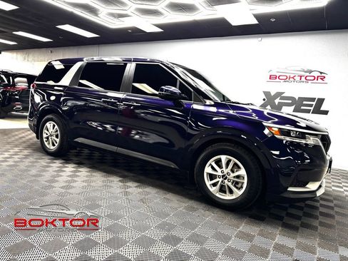 Used 2024 Kia Carnival LX FWD image 1