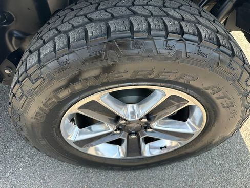 Used 2019 Jeep Wrangler Unlimited Sahara AWD/4WD image 11