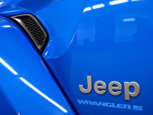 Used 2024 Jeep Wrangler Unlimited w/ Convenience Group AWD/4WD image 12
