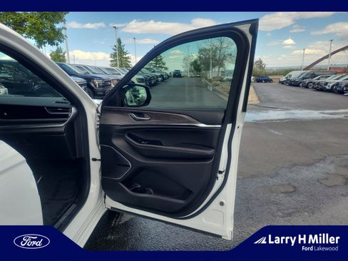 Used 2022 Jeep Grand Cherokee Overland AWD/4WD image 16