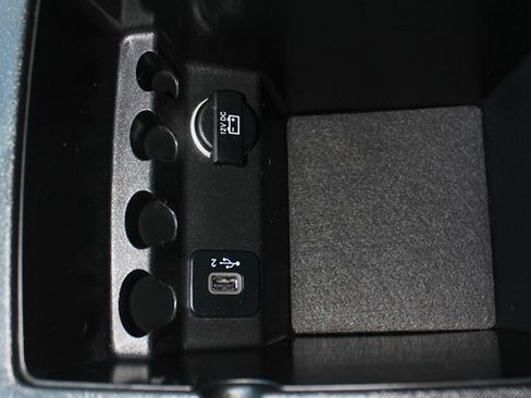 Used 2019 Jeep Cherokee Limited w/ Luxury Group image 23