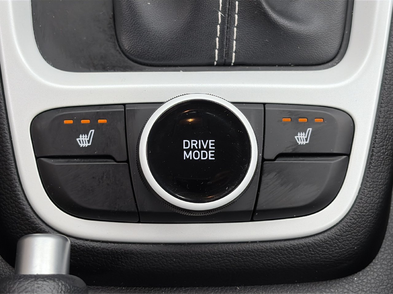 Used 2025 Hyundai Venue Limited FWD image 7