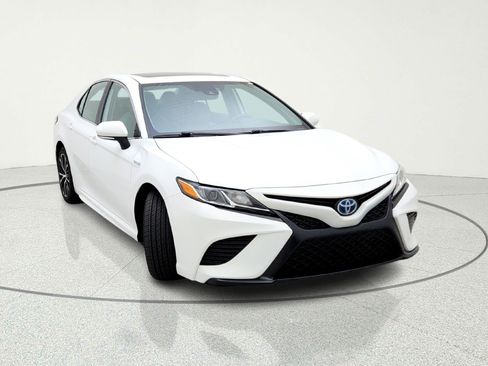 Used 2020 Toyota Camry SE w/ Sunroof Package image 13
