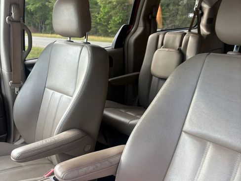 Used 2016 Chrysler Town & Country Touring FWD image 40
