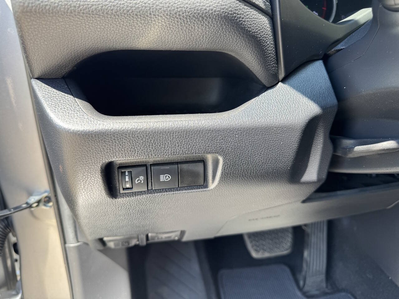 Used 2020 Toyota RAV4 XLE FWD image 13