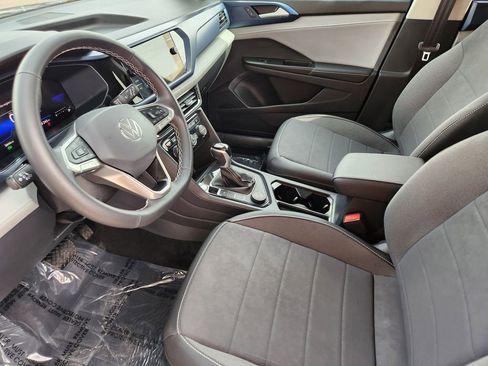 Used 2024 Volkswagen Taos SE image 6