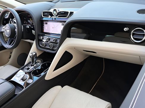 Used 2022 Bentley Bentayga image 2