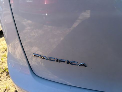 Used 2023 Chrysler Pacifica Limited FWD image 22