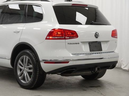 Used 2016 Volkswagen Touareg VR6 image 12