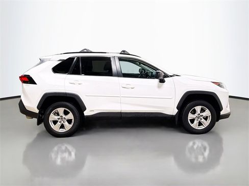 Used 2020 Toyota RAV4 LE image 6