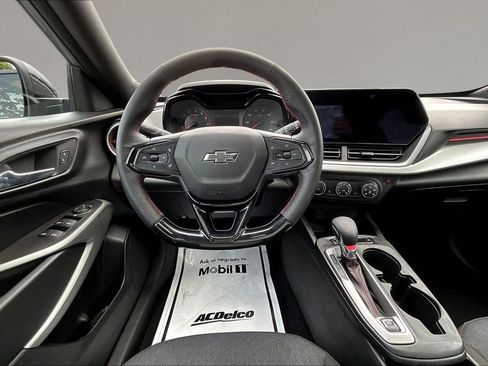 Used 2024 Chevrolet Trax RS w/ Sunroof Package FWD image 8
