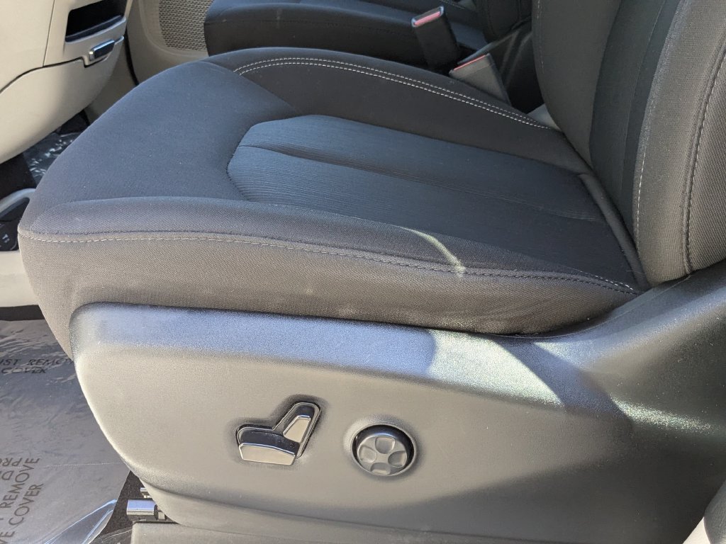 Used 2023 Chrysler Voyager LX FWD image 13