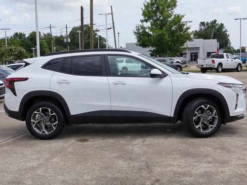 Used 2025 Chevrolet Trax LT w/ LT Convenience Package FWD image 22