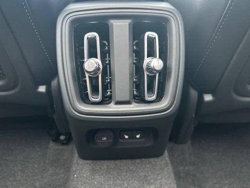 Certified 2025 Volvo XC40 B5 Plus AWD/4WD image 18